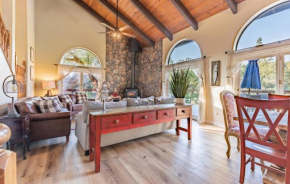River View Retreat- Sleeps 16, hot tub, basketball court